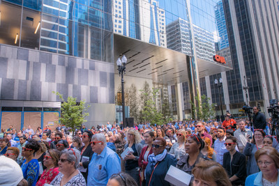 At the event, hundreds of CNA employees filled North Franklin Street to hear celebratory remarks from CNA’s Chairman and Chief Executive Officer, Dino E. Robusto; City of Chicago Mayor Rahm Emanuel; and The John Buck Company (JBC) Chairman and Chief Executive Officer, John Buck.